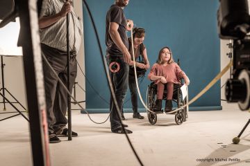 Vrouw in rolstoel op set campagne handicap